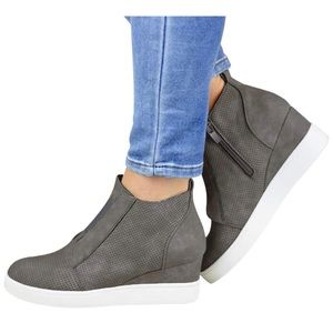 Woman’s wedge sneakers